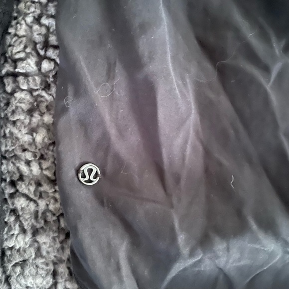 Lululemon Unity Pullover long sleeve shirt. Black. Size 4. - Picture 4 of 5